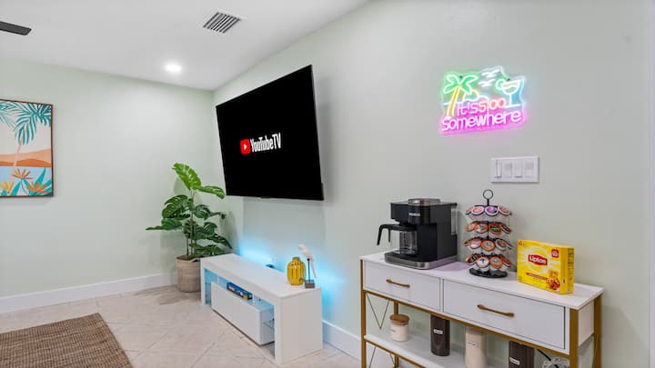 كاكاو بيتش كوفي نوك | لافتة نيون مشرقة، ولمسات النخيل المنعشة وسحر ساحلي مريح