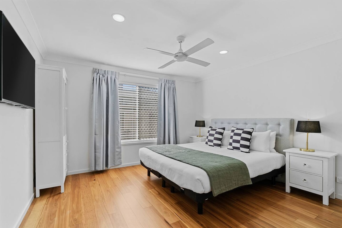 Hlavná spálňa sa môže pochváliť súkromím a pohodlím s manželskou posteľou King, televízorom a vlastnou kúpeľňou. 
