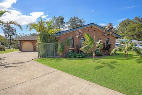 Hibiscus 8 - Spacious. Tropical. Waterfront.