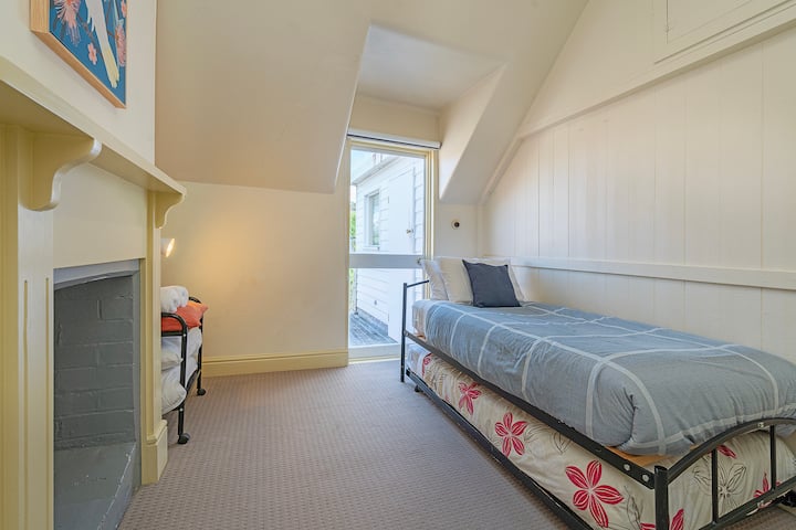 Disfruta de la tranquilidad y la comodidad en el segundo dormitorio con acceso directo al balcón privado.