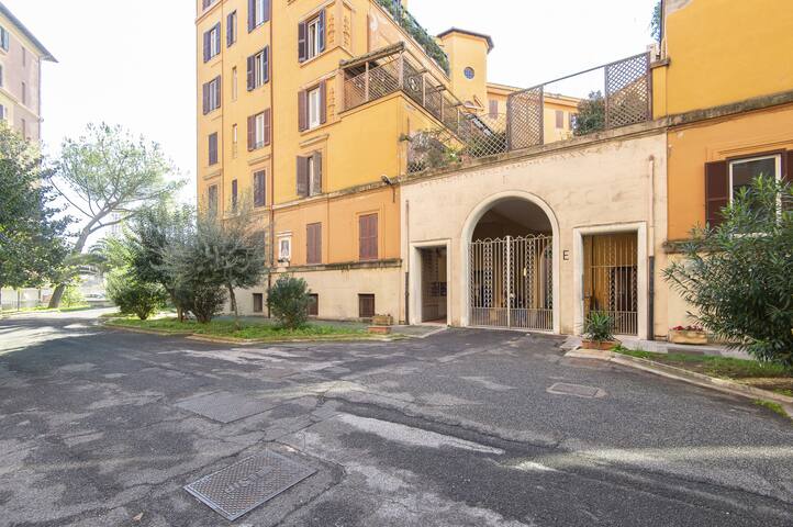 Auditorium Luxury Three Bedroom Apartment gallery image 4