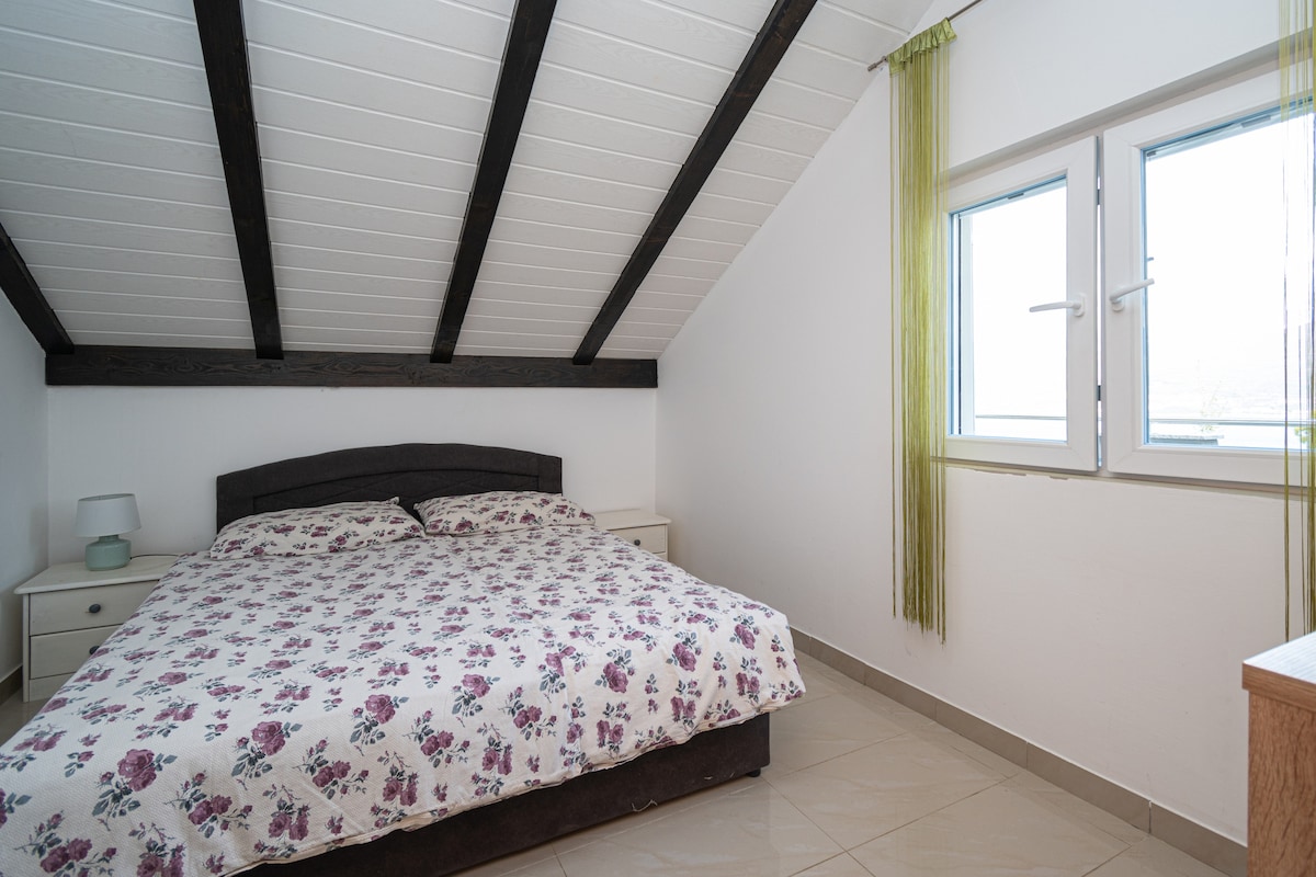 Spálňa 1, povrch: 10 m²