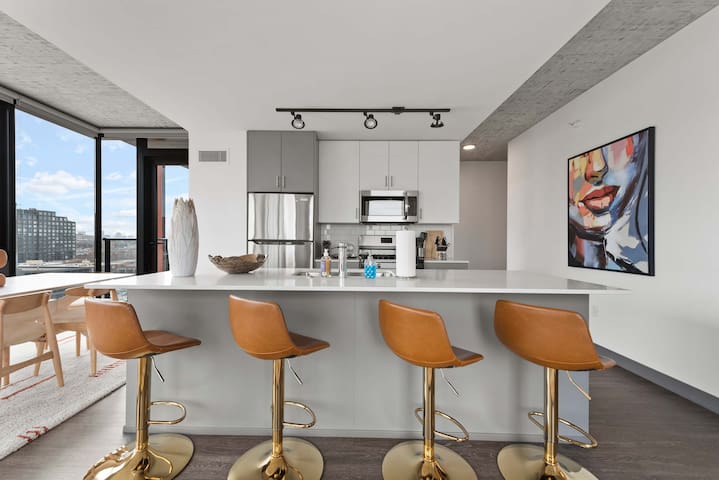 Skyline Views in 3BR Apartment w/ Top Amenities gallery image 2