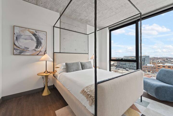 Skyline Views in 3BR Apartment w/ Top Amenities gallery image 3