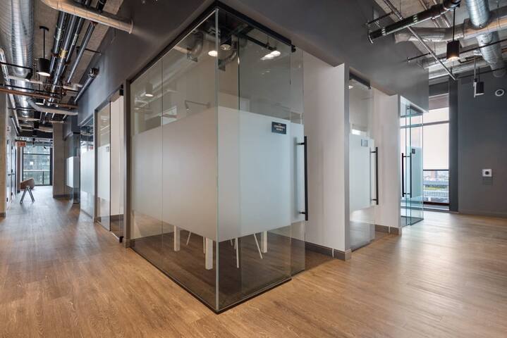 Sky-High 2BR w/ Gym & City Views gallery image 5