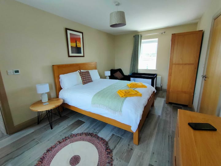 Amplio dormitorio con baño privado.