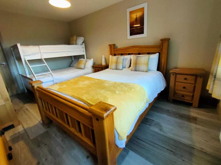 Dormitorio familiar luminoso con capacidad para 5 personas, cama matrimonial con litera triple. 