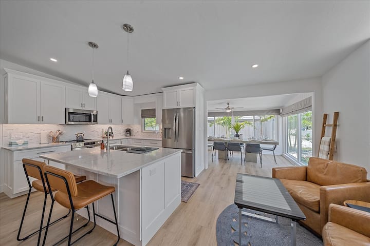 The Palmy Pickle W/ Pickleball Court + Fire Pit! - Sarasota, FL