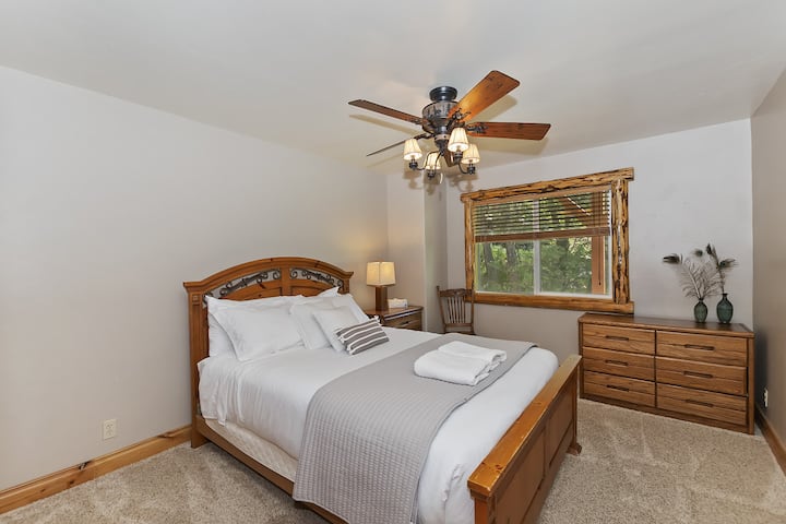 تحتوي غرفة النوم الثانية على سرير ملكي.