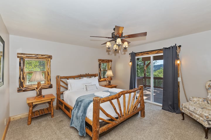 سرير كبير جميل لراحتك.