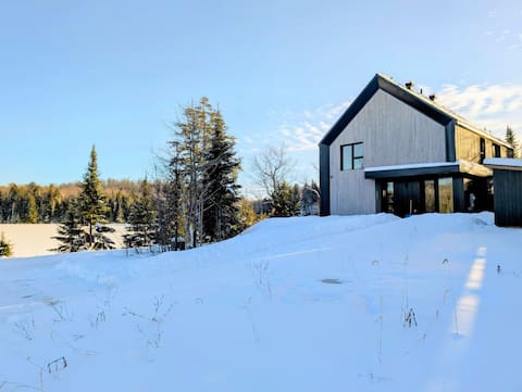 Luxurious Chalet Aube - Waterfront, Spa, Fireplace