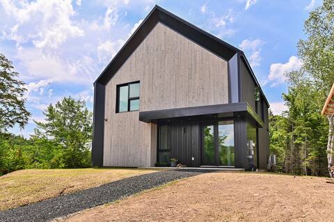 Luxurious Chalet Aube - Waterfront, Spa, Fireplace