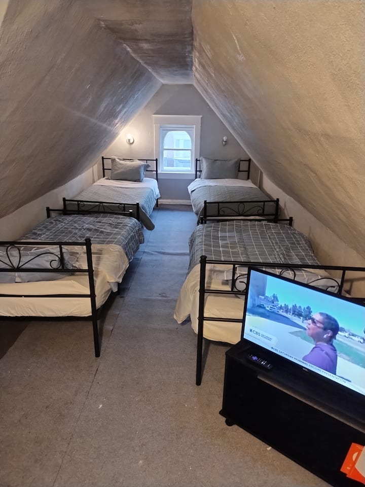 Apartman u potkrovlju: jedinstveni nagnuti stropovi i četiri udobna kreveta čekaju vas na pustolovinu u Yorku!