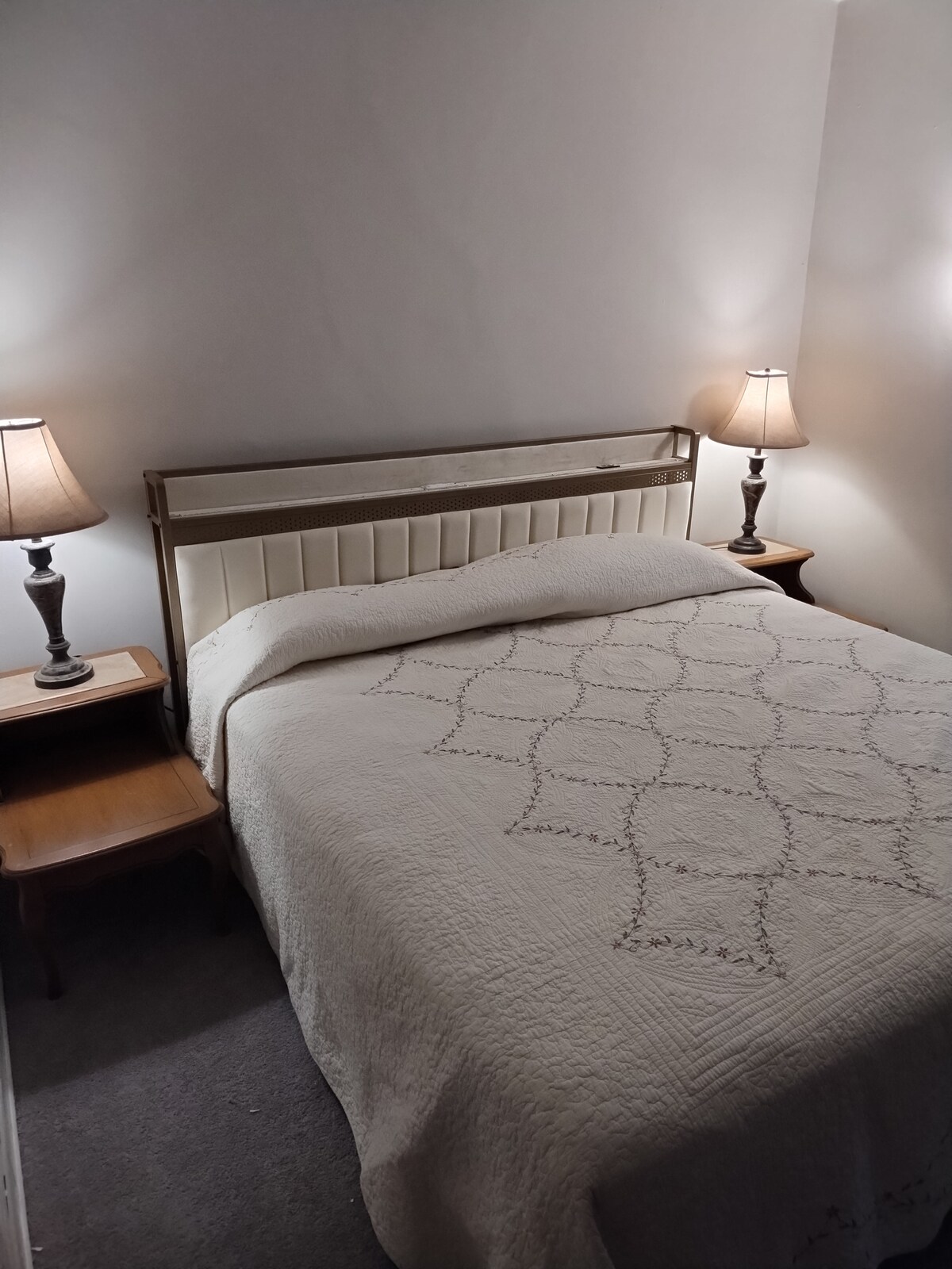 ห้องนอนหรูหรา: ผ่อนคลายในสถานที่พักผ่อนที่มีเสน่ห์ด้วยแสงไฟอ่อนๆและการตกแต่งสไตล์วินเทจ!