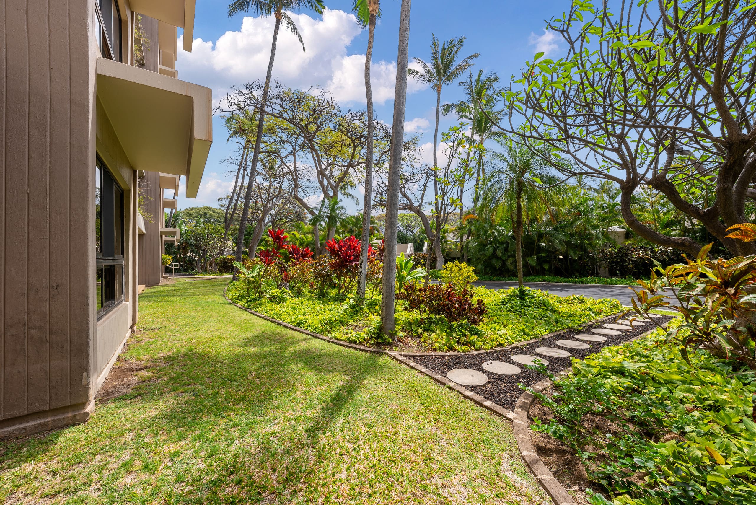 Condo in Lahaina · ★4.68 · 2 bedrooms · 2 beds · 2 baths - Image 35