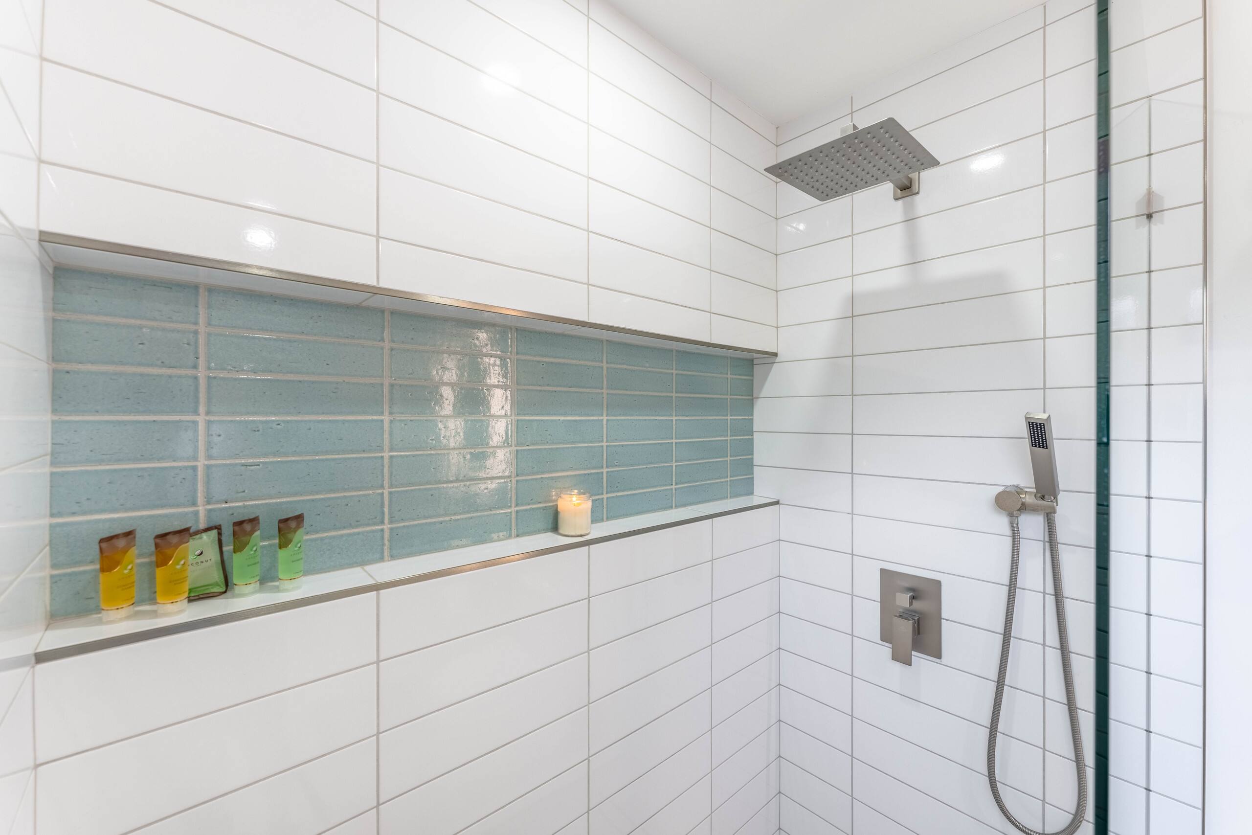 Condo in Wailuku · ★4.95 · 1 bedroom · 2 beds · 1 shared bath - Image 25