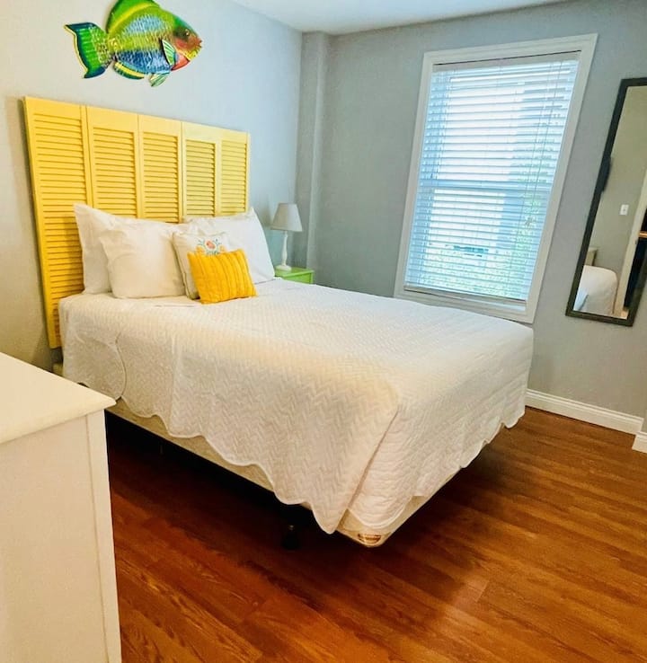 ⭐️主楼层的标准双人床卧室⭐️# 2在配备干净床上用品的标准双人床上为您提供帮助！