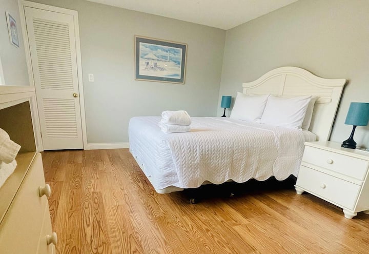 ⭐️卧室# 4⭐️享受独处空间，您可以在一张标准双人床和一张双人双层床上与您的派对共度美好时光