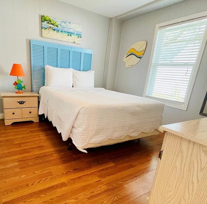 1号⭐️卧室⭐️在配备干净床上用品的标准双人床上为您提供帮助！ （附属套房，楼下）