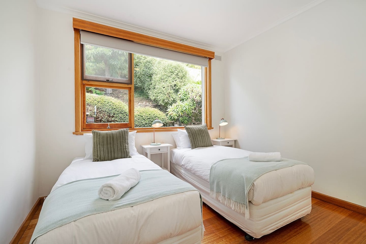 استقر في غرفة النوم الثانية التي تحتوي على أسرّة مزدوجة وتخزين مدمج للحفاظ على تنظيم ممتلكاتك.