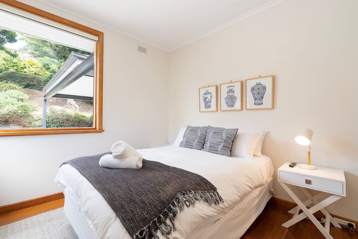 أعد شحن طاقتك في غرفة النوم الرابعة ذات الحجم الكبير مع مساحة تخزين واسعة لإقامة خالية من الفوضى.