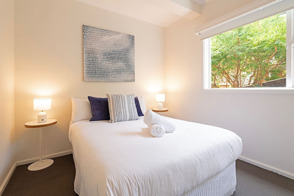 استرخ في غرفة النوم المزدوجة ذات الطابق السفلي، مما يوفر الخصوصية وسهولة الوصول إلى الحمام الثاني.