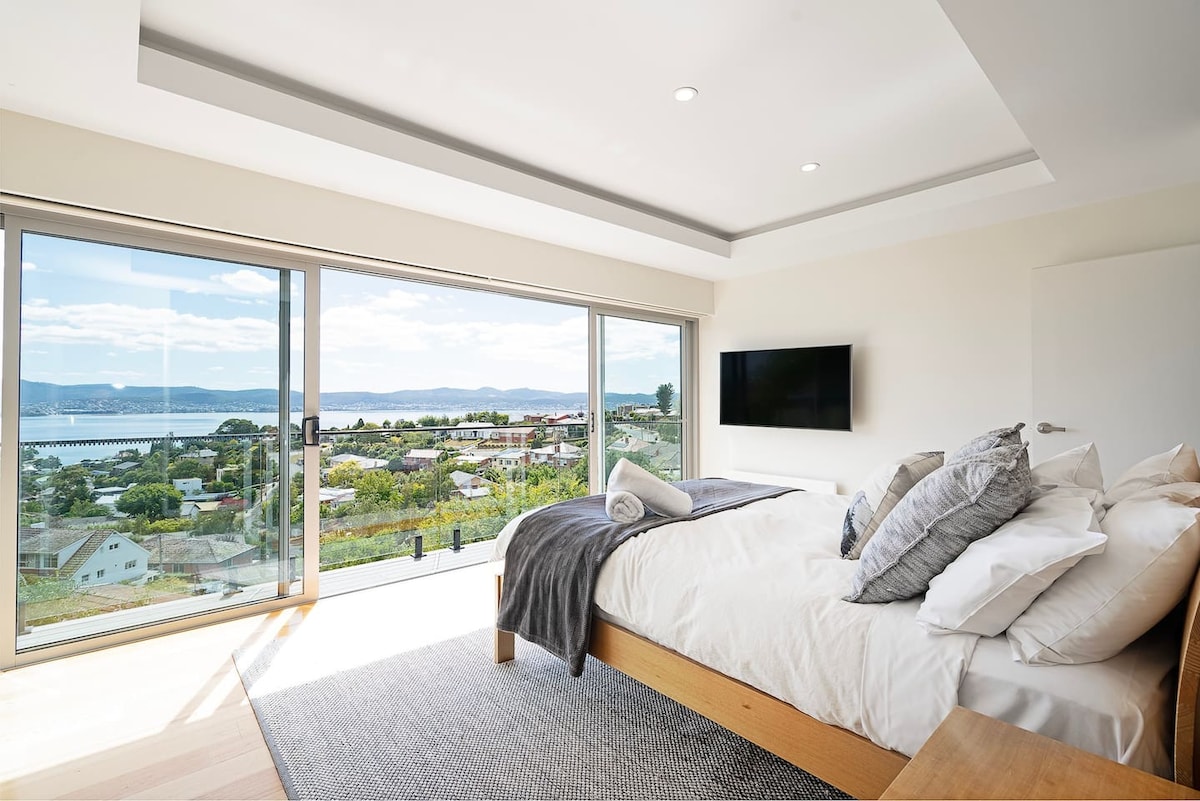 استيقظ على مناظر خلابة للنهر من الجناح الرئيسي بعد ليلة مريحة على السرير الكبير.