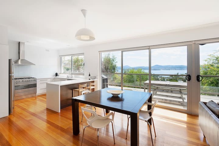 Churchill House—Riverside Retreat near Long Beach