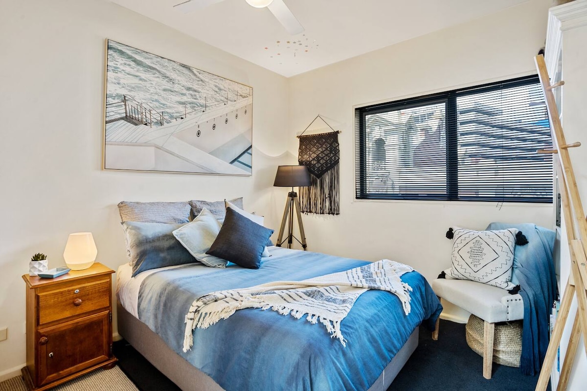 Третата спална соба нуди удобен двоен кревет, што ја прави пријатен простор за дополнителни гости или членови на семејството.