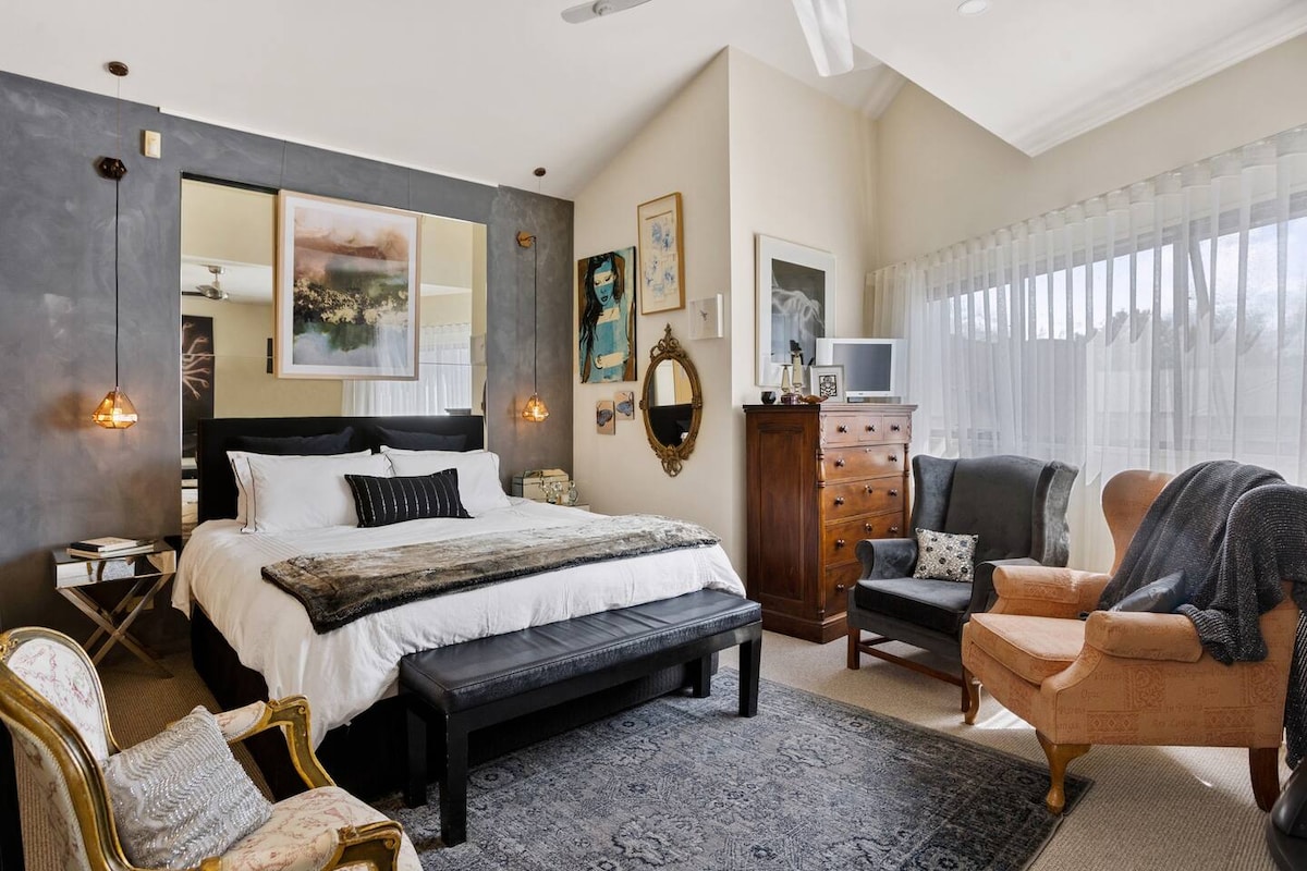Повлечете се во спокојната главна спална соба, опремена со брачен кревет (широк 150-179 см), обезбедувајќи мирни ноќи и спокојни утра.