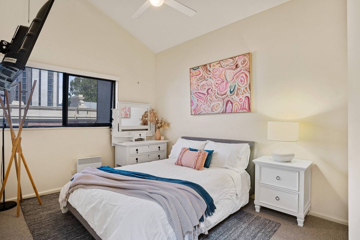 Уживајте во удобноста и стилот во втората спална соба, во која има удобен брачен кревет (широк 150-179 см), совршен за мирен ноќен сон.