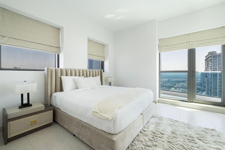 Втора спална соба во Business Bay, која нуди шик декор, удобна постелнина и големи прозорци со неверојатен поглед кон градот или каналот, совршена за удобно, но елегантно приватно место за одмор.