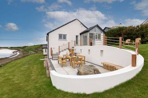 Y Cei a dreamy waterfront beach house in Aberffraw