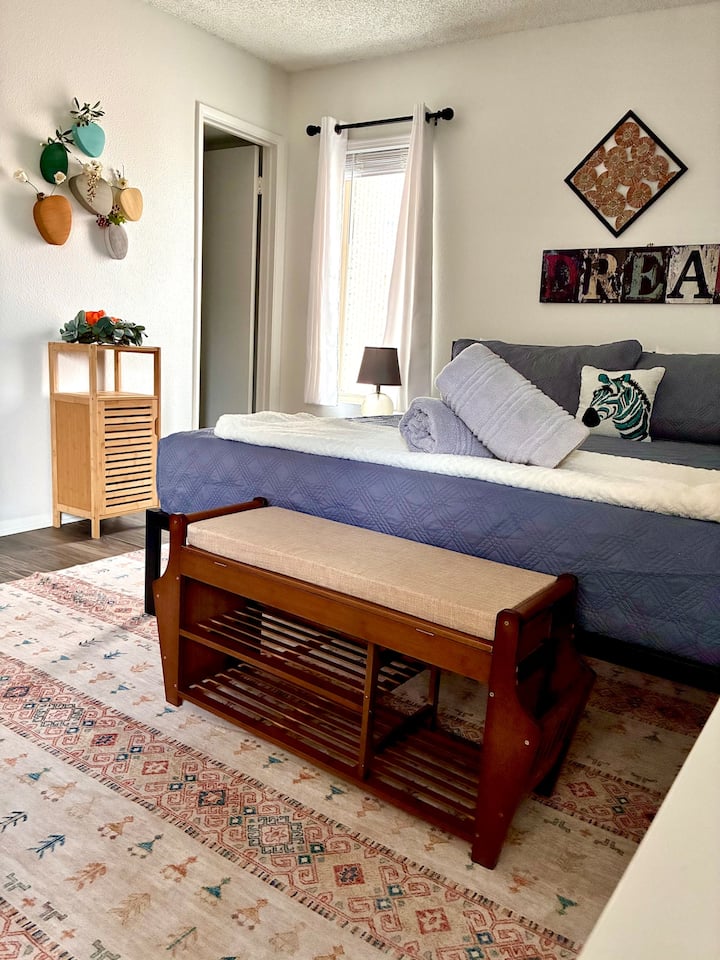 Брачен кревет (широк 150-179 см), закачалка за чевли, завеси за затемнување на собата, врата до половина бања