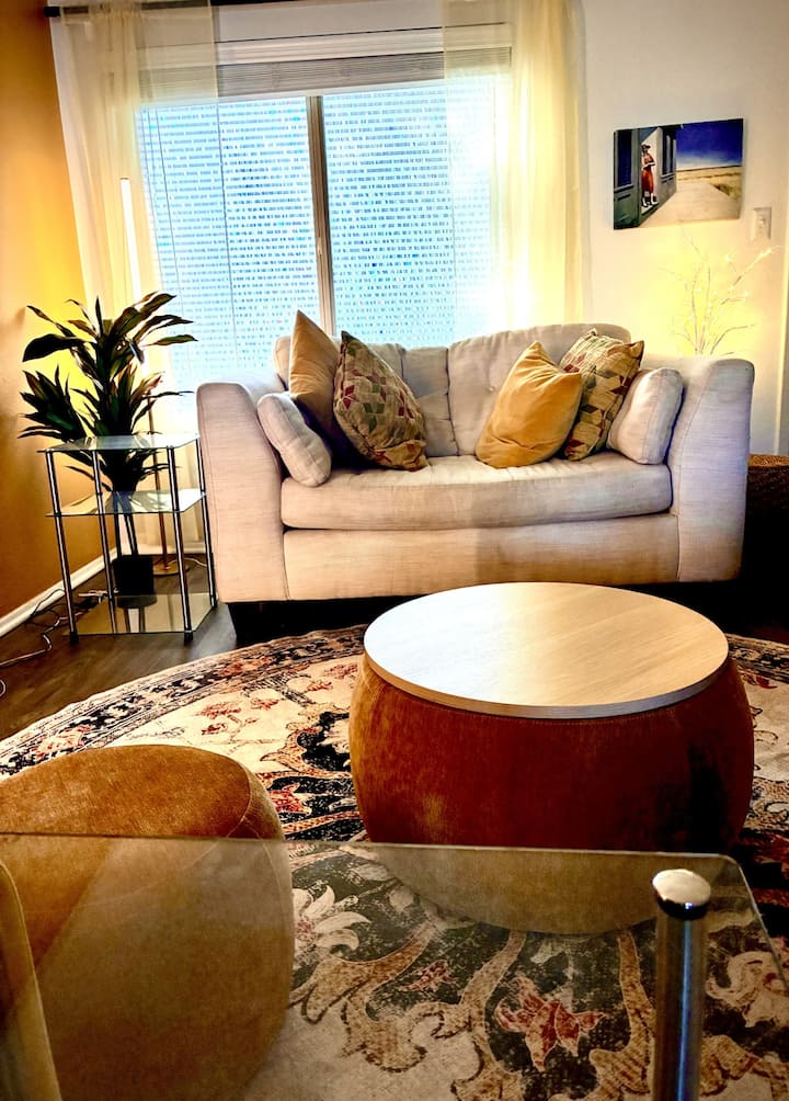 Удобниот аранжман и масата за складирање има простор за ладни вечери