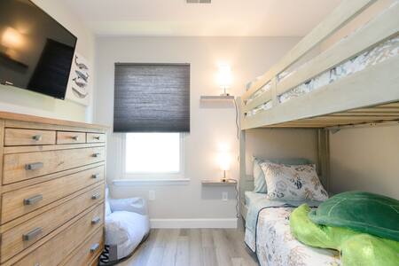 سرير مزدوج مع أضواء فردية تشمل شواحن يو إس بي ستبقي أفراد العائلة الأصغر سنًا مرتاحين! ستحافظ كراسي بين باج للجلوس الإضافي في أي مكان على إشراك الجميع. وبالطبع، السيد سلحفاة لراحة أصغر زائر.