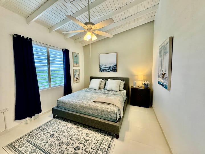 1 საძინებელი 152 × 203 სმ ზომის საწოლით.