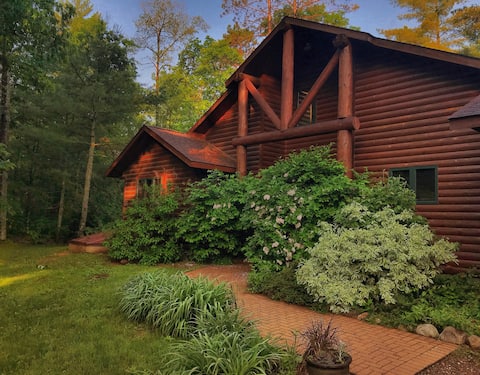 LogLand Lakehouse, Lakefront, Theatre, AC, dogs OK