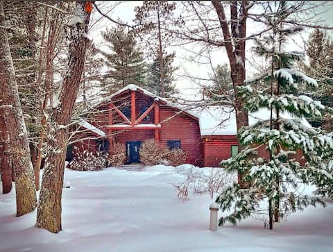 LogLand Lakehouse, Lakefront, Theatre, AC, dogs OK