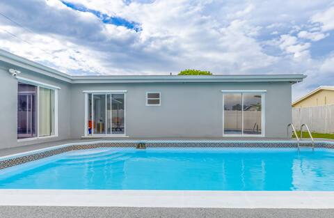 Luxury 4BR Villa*Private Pool*BBQ Area*Near Beach