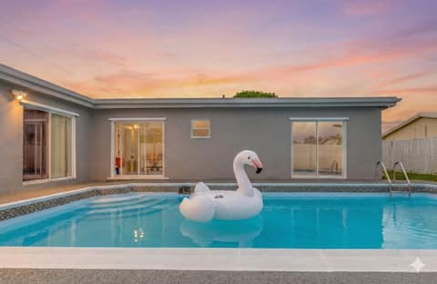 Modern 4BR Villa with Pool Near Casino