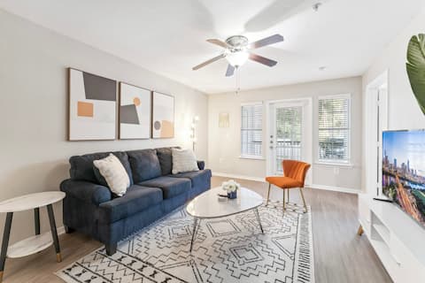 Top Airbnb: Spacious 2BR King Suite w Gym close to DT in Pleasant Valley