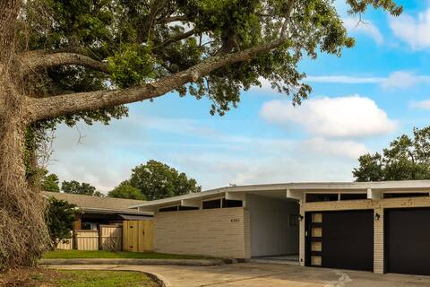 Newly Renovated 6BR/3BA Port Arthur Holiday Home w