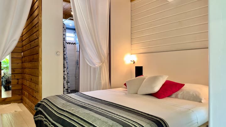 Vista della camera e del suo bagno con doccia annessa