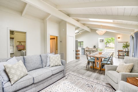 Pet-Friendly Buxton Home w/ Balcony, 2 Mi to Beach