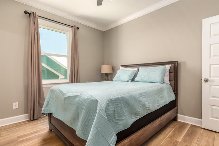 020 Wine n' Sea E Queen Suite