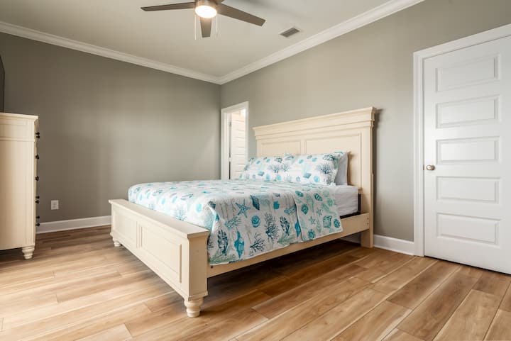 016 Wine n' Sea Water View NE King Suite