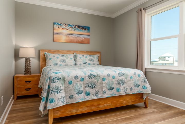 023 Blue Heaven NW Queen Suite