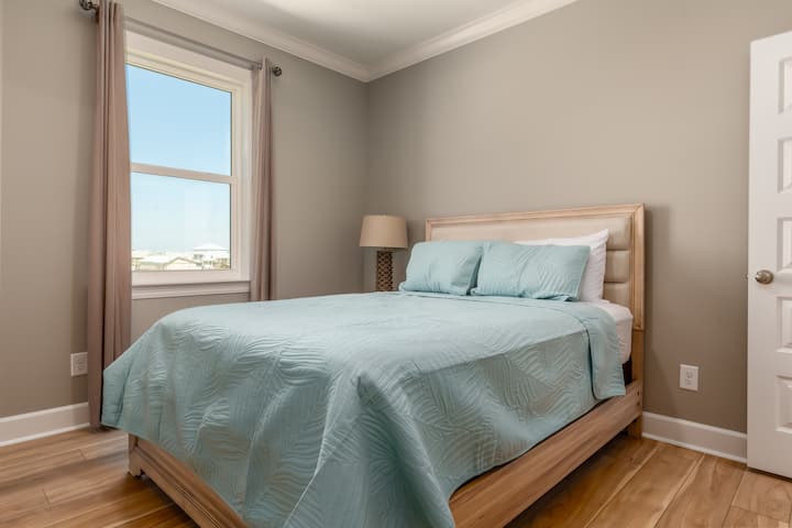 020 Blue Heaven W Queen Suite