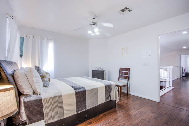 Събудете се с освежаваща слънчева светлина и комфорт.